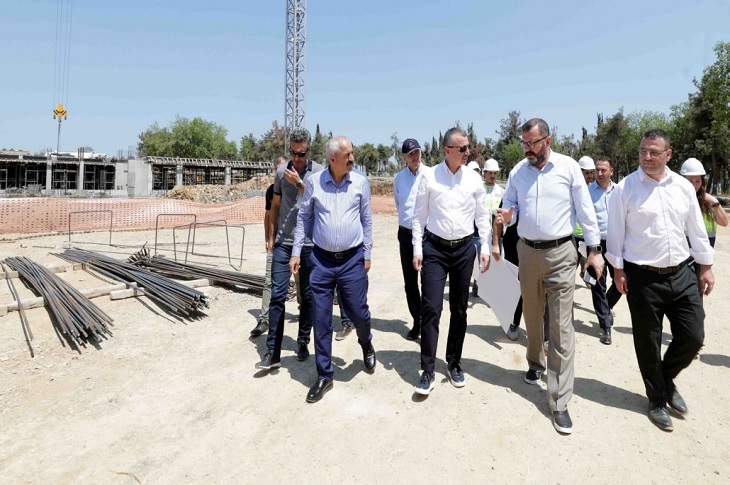 Projeyi yerinde inceleyen resmi yetkililer objektife yansıyor.