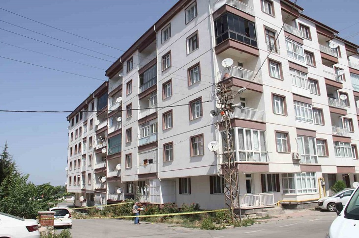 Olayın yaşandığı apartman ve apartman önünde araştırma yapan inceleme ekibi objektife yansıyor.