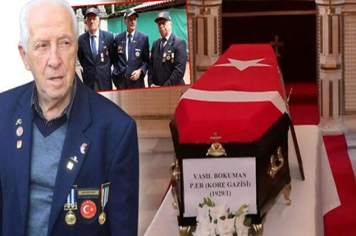 Kore Gazisinin ay yıldızlı bayrağa sarılı tabutu ve bir adet resmi farklı karelerle objektife yansıyor.