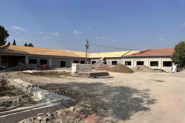 Kaba inşaatı tamamlanan tek katlı Yaşam Merkezi objektife yansıyor.