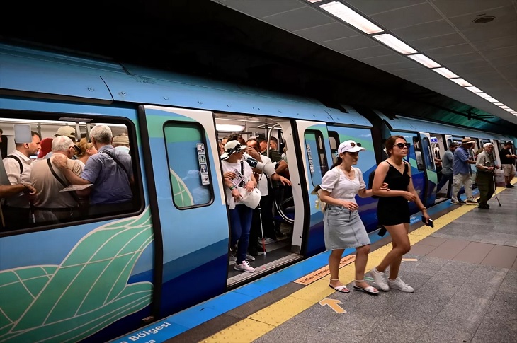 Metro istasyonunda, metro aracından inen bir grup engelli birey objektife yansıyor.