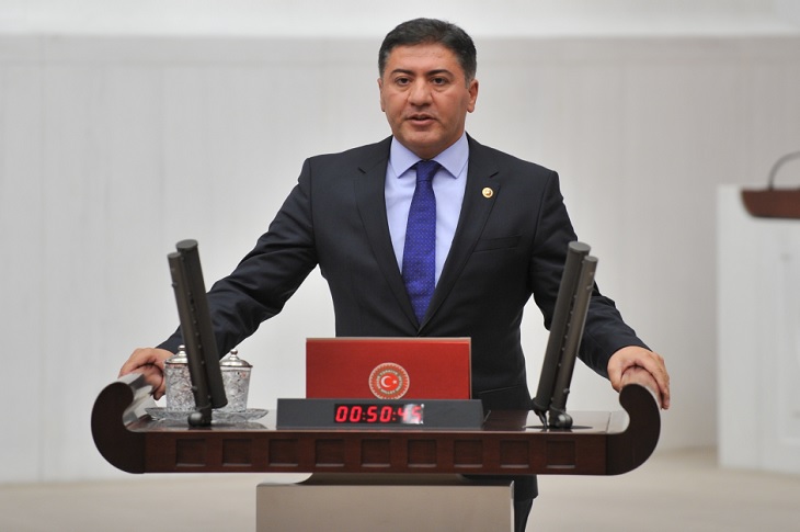 Haberi temsilen, milletvekili Murat Emir'in meclis kürsüsünde konuşma yaptığı ana dair bir resim objektife yansıyor.