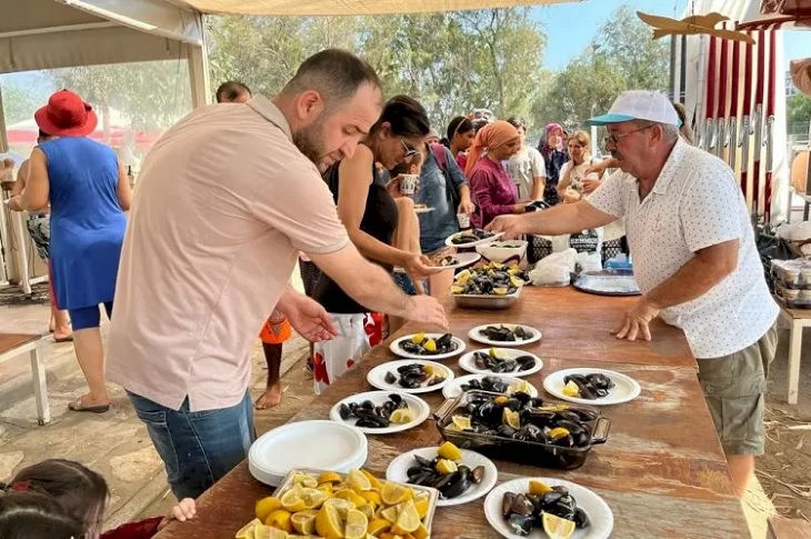 Kafe'de midye ikramlarını alan bireyler objektife yansıyor.