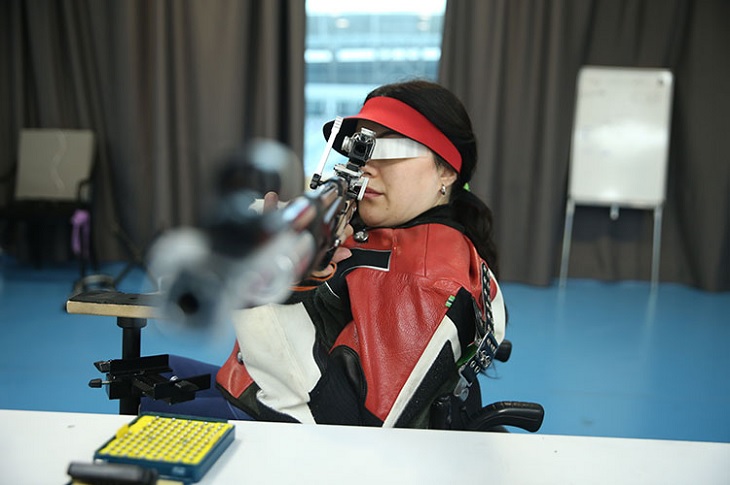 Başarılı sporcunun poligonda atış yaptığı ana dair bir görüntü objektife yansıyor.