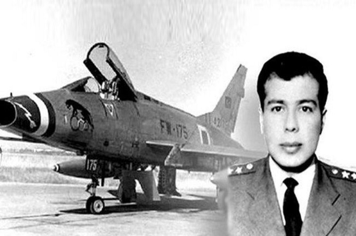 Şehit Pilot Cengiz Topel ve uçağına ait bir resim objektife yansıyor.