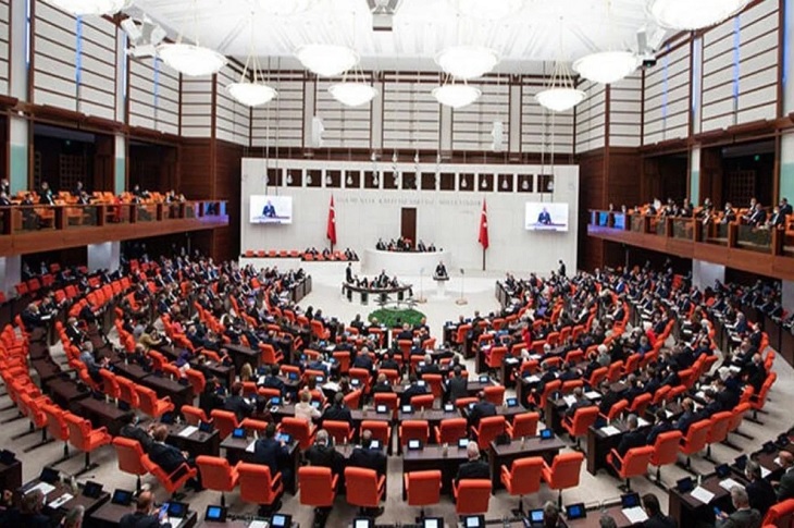 Haberi temsilen, mecliste oturumunun yapıldığı bir resim objektife yansıyor.