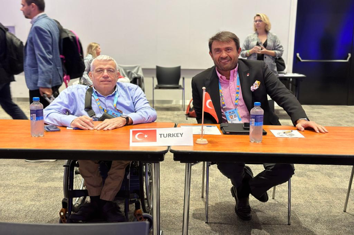 Türkiye Milli Paralimpik Komitesi Başkanı Dr. Av. Murat Aksu ve Genel Sekreter İbrahim Gümüşdal, genel kurulda yan yana bulunuyor.