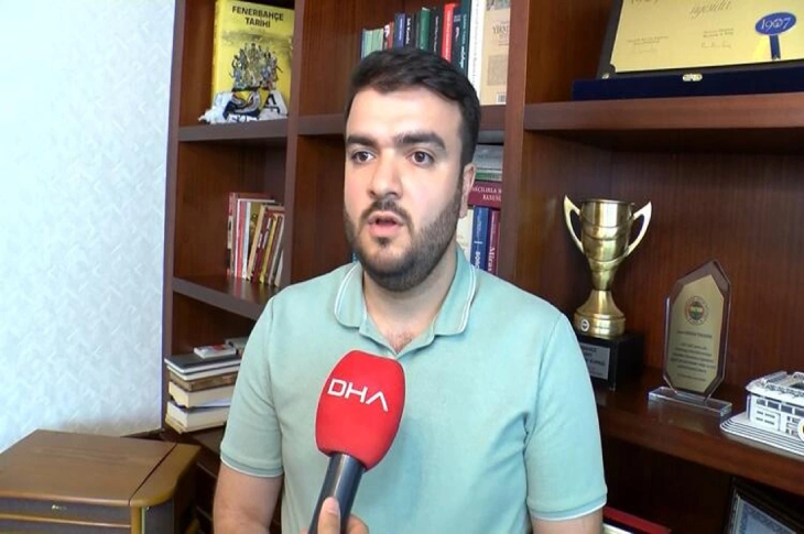 Murat Oktar mikrofona açıklama yapıyor.