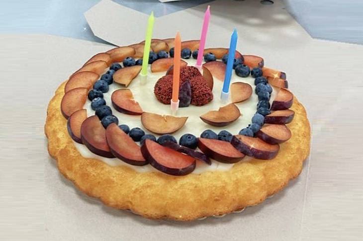 Haberi temsilen, bir doğum günü pastası resmi objektife yansıyor.