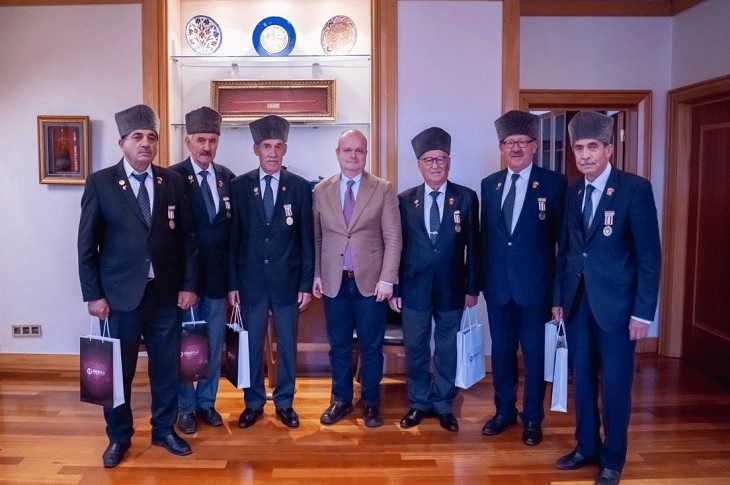 Prof. Dr. Fatih Temizel ve Gazilerin toplu hatıra resmi objektife yansıyor.