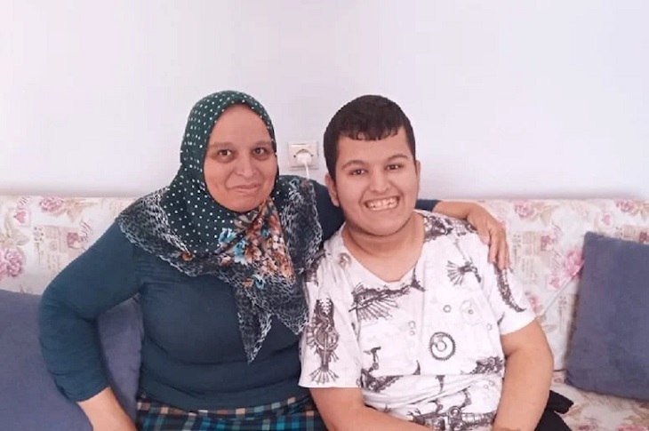 Mağdur anne ve engelli oğlu objektife yansıyor.