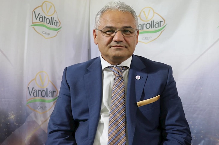 İlgili vakfın Yönetim Kurulu Başkanı Cengiz Hocazade, objektife yansıyor.