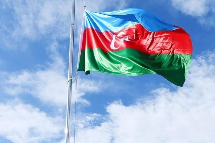 Haberi temsilen bir Azerbaycan bayrağı objektife yansıyor.