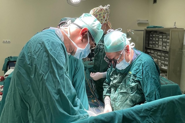 Haberi temsilen ameliyat yapan 2 doktor objektife yansıyor.