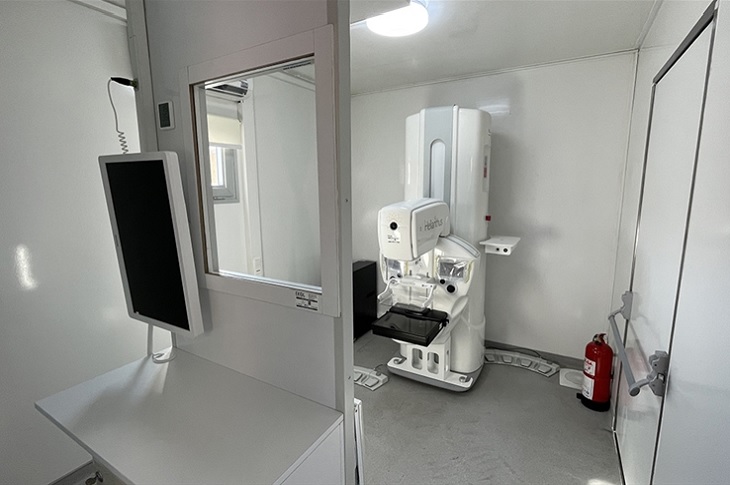 Haberi temsilen, bir sağlık muayene odası objektife yansıyor.