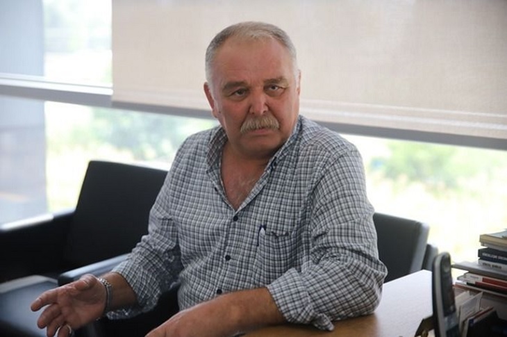 Birleşik Emekliler Sendikası Kocaeli Temsilcisi İhsan Deniz'e ait bir resim objektife yansıyor.