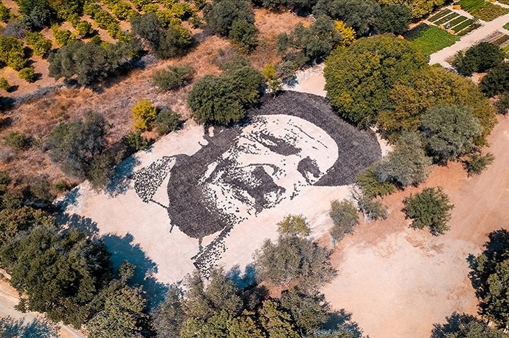 Bodrum’da, Aşık Veysel’in Vefatının 50. Yılında Topraktan Dev Portresi Yapıldı Bodrum’da, Aşık Veysel’in Vefatının 50. Yılında Topraktan Dev Portresi Yapıldı