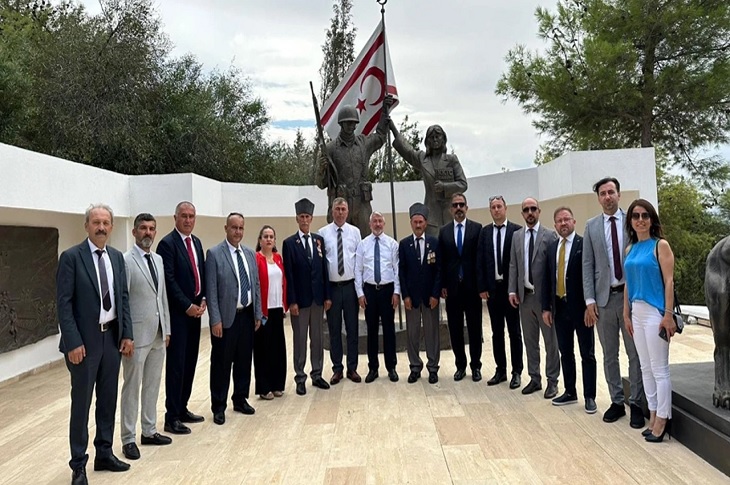 Şehitlik anıtında çekilen bir toplu hatıra resmi objektife yansıyor.