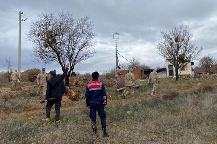 Otluk bölgede arama yapan jandarma görevlileri objektife yansıyor.