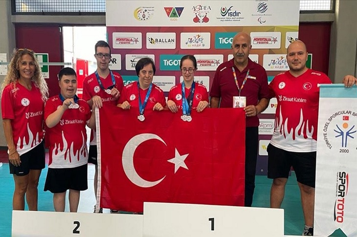 Madalyasını alan başarılı sporcularımızın toplu hatıra resmi objektife yansıyor.