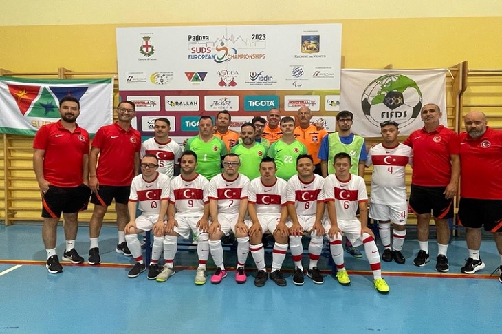 Down Sendromlu Özel Futsal Milli Takımının karşılaşma öncesi çekilen bir toplu hatıra resmi objektife yansıyor.