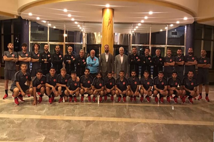 Milli takım kadrosu oyuncularının otelde çekilen bir toplu hatıra resmi objektife yansıyor.