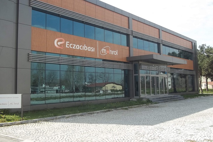 Haberi temsilen Eczacıbaşı Monrol binası objektife yansıyor.
