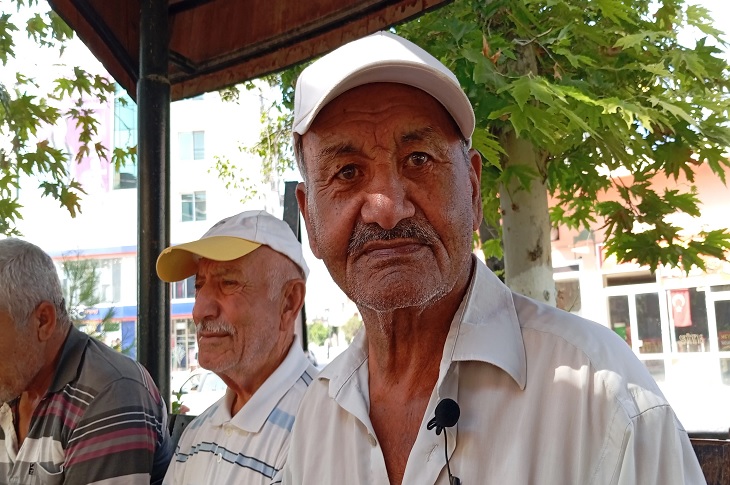 Demeç vererek yetkililere seslenen yaşlı bireyler objektife yansıyor.