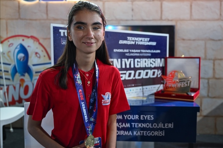 Genç girişimci Zülal Tannur, TEKNOFEST'te kazandığı madalya ve hediye çekiyle birlikte objektife yansıyor.