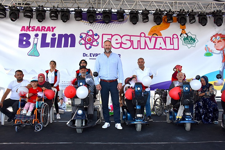 İş insanı Ron Gezelle, araçlarını teslim alan engelli bireylerle birlikte objektife yansıyor.