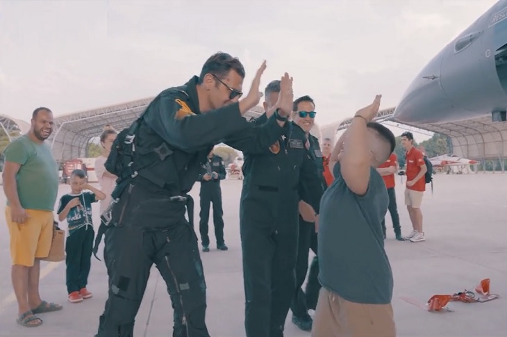 Minik Can'ın SOLOTÜRK pilotlarıyla el çakıştığı ana dair bir resim objektife yansıyor.