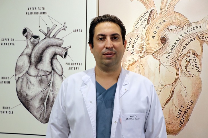 Prof. Dr. Servet Altay'a ait bir resim objektife yansıyor.