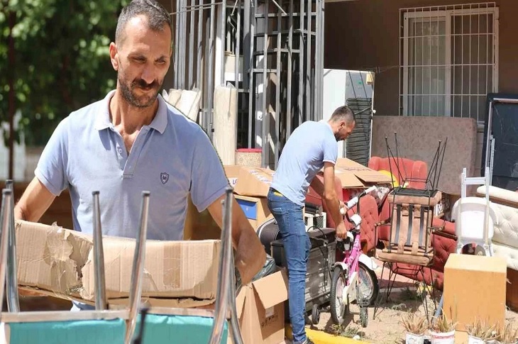 Ailesi ve eşyalarıyla dışarıda kalan Cengiz Kul, objektife yansıyor.