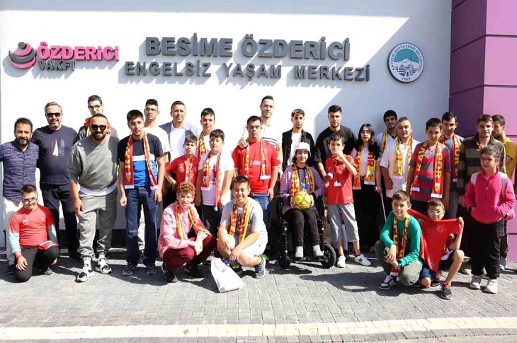 Kayserispor Futbolcuları, Engelsiz Yaşam Merkezi Öğrencileri ile Buluştu