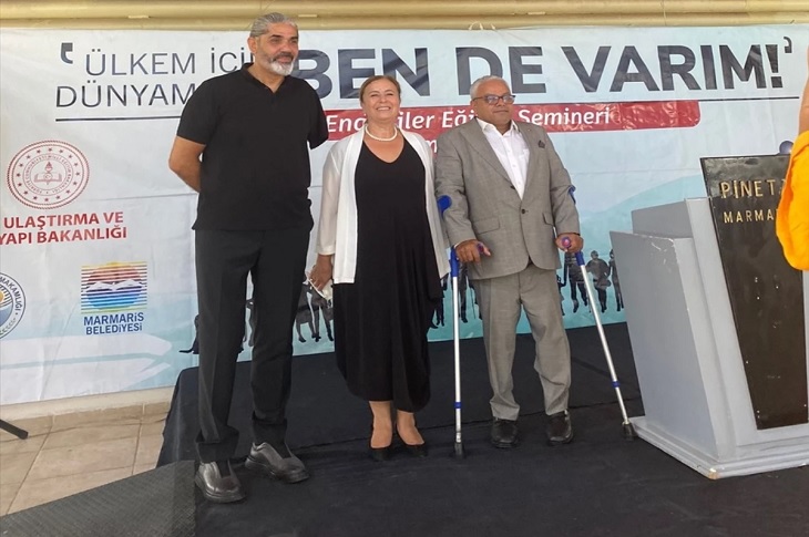 Seminere katılan 3 yetkilinin hatıra resmi objektife yansıyor.