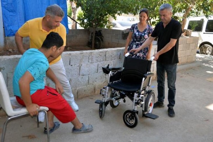 Mersin’de, Doğuştan Engelli Öğrenciye Akülü Sandalye Hediye Edildi