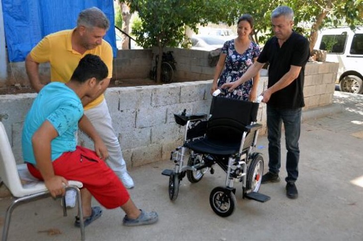 Mersin’de, Doğuştan Engelli Öğrenciye Akülü Sandalye Hediye Edildi Mersin’de, Doğuştan Engelli Öğrenciye Akülü Sandalye Hediye Edildi