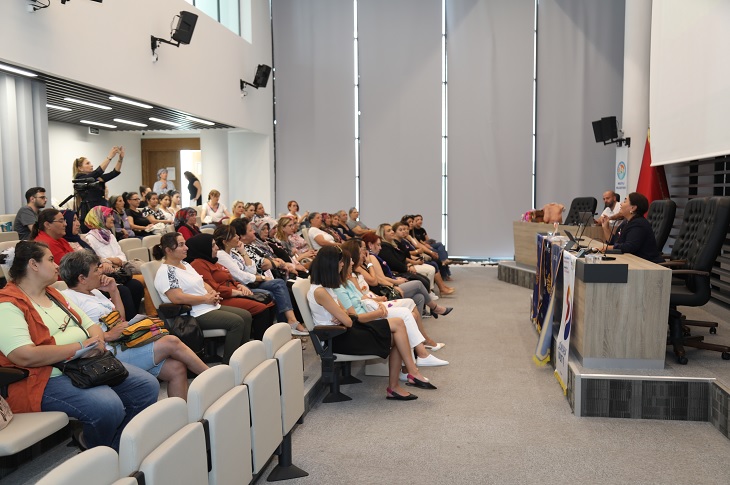 Belediye Meclis Salonu'nda düzenlenen eğitime katılan çok sayıda birey objektife yansıyor.