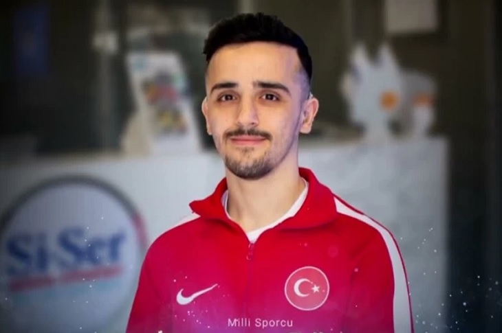 Başarılı sporcu, milli formasıyla objektife yansıyor.