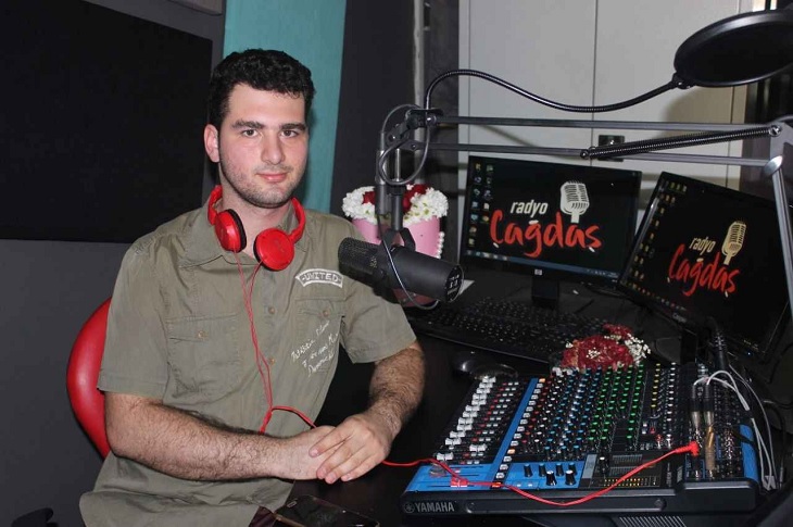 Otizmli Muhammed, radyo programcısı olarak çalıştığı stüdyoda objektife yansıyor.