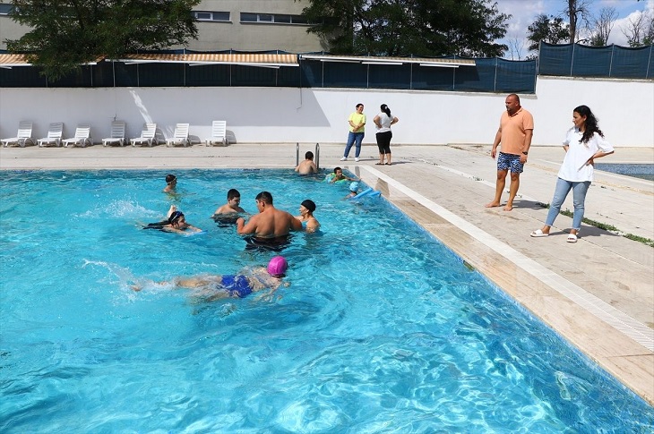Tekirdağ’da, Engelli Çocuklar Yüzme Kursunda Sosyalleşiyor