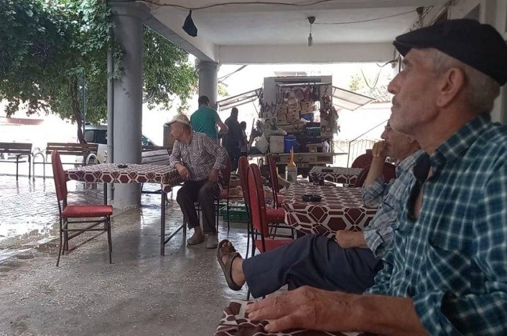 Köyün kahvehanesinde oturan bir kaç köy sakini birey objektife yansıyor.