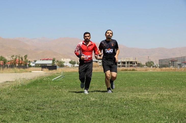 Yeşilsaha etrafında antrenörüyle birlikte koşan Feyzullah objektife yansıyor.