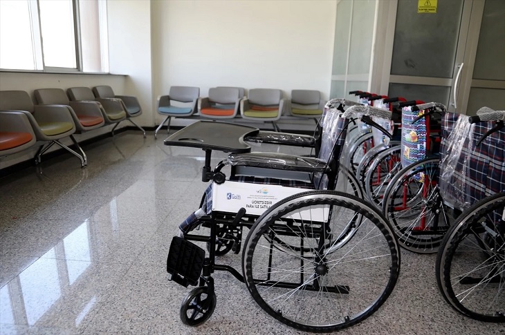 Yan yana sıralı halde tekerlekli sandalyeler objektife yansıyor.