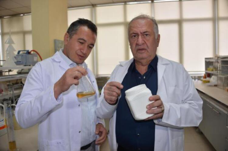 Prof. Dr. Murat Çelik, asistanı Doç. Dr. Ufuk Atmaca ile krem geliştiriyor.