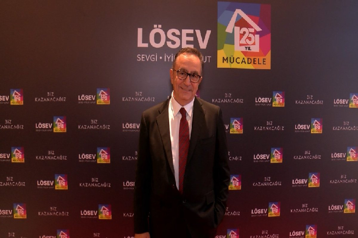 LÖSEV Kurucu Başkanı Doktor Üstün Ezer Gala Gecesinde poz veriyor.