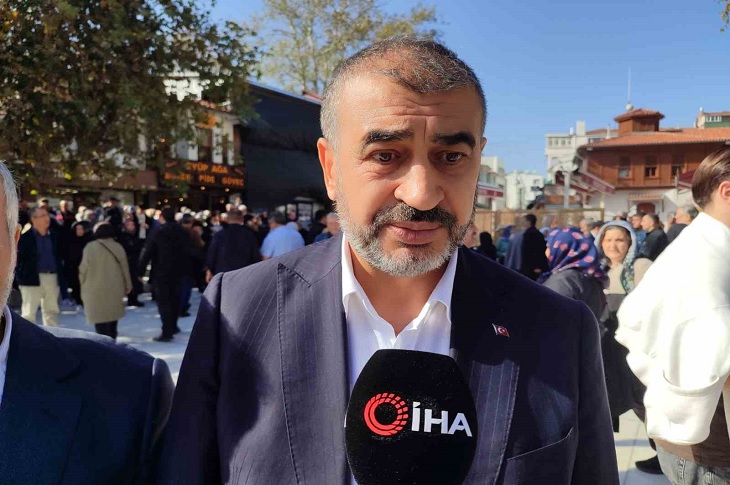 15 Temmuz Gaziler Platformu Başkanı Erol Bulut, haber ajansına yaptığı açıklama ile objektife yansıyor.