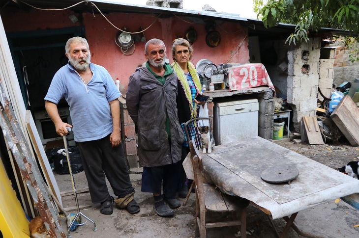 Adana’da, Engelli ve Hasta Kardeşlerin Çöp Evde Yaşam Mücadelesi