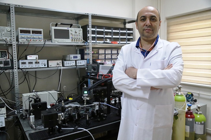 Prof. Dr. İsmail Bayraklı, çalışmaları yürüttüğü atölyede objektife yansıyor.