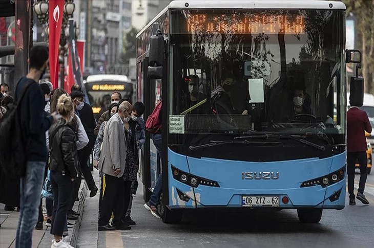Haberi temsilen, duraktan yolcu alan bir özel halk otobüsü resmi objektife yansıyor.